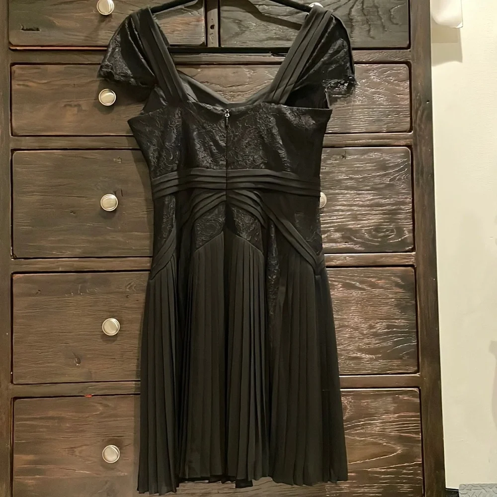 NWT BCBG ‘Aris’ black lace cocktail dress size 6 - Picture 4 of 8